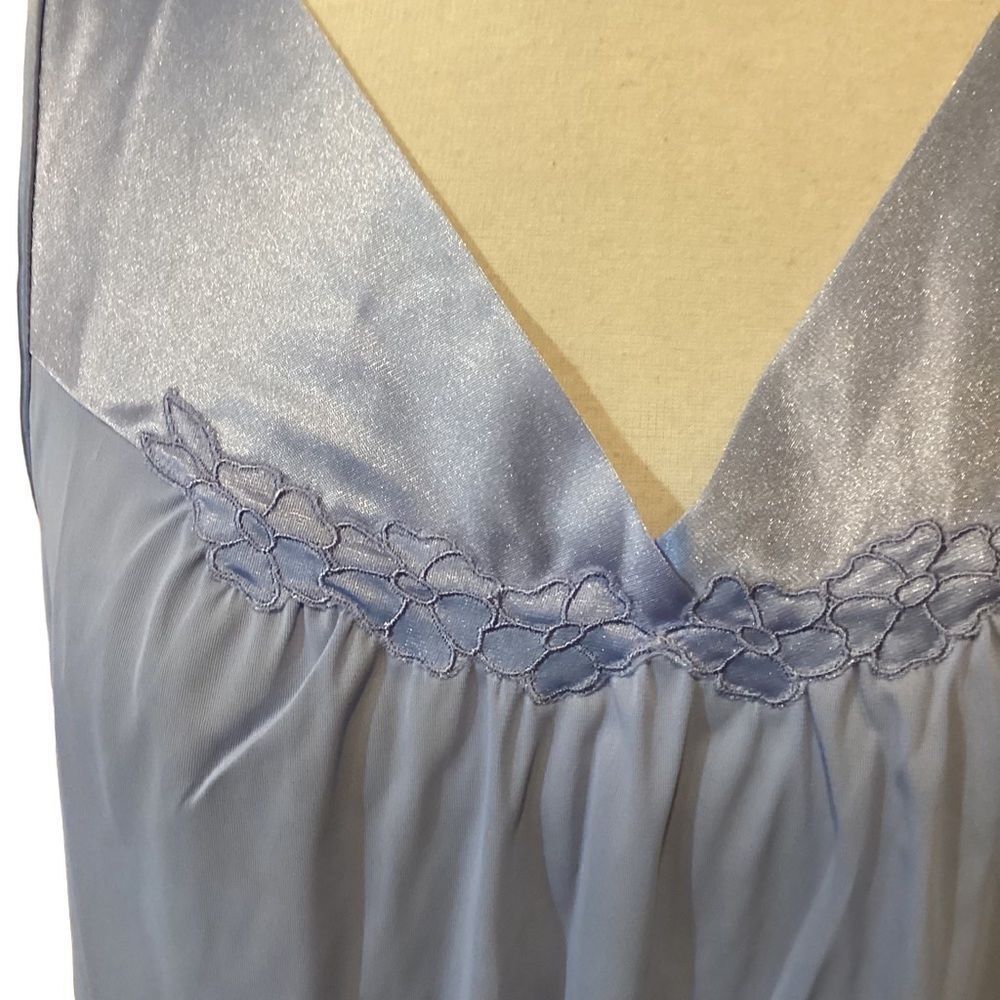 Vintage Vanity Fair Periwinkle Sleep gown USA Floral Detail Size Medium - Picture 3 of 11
